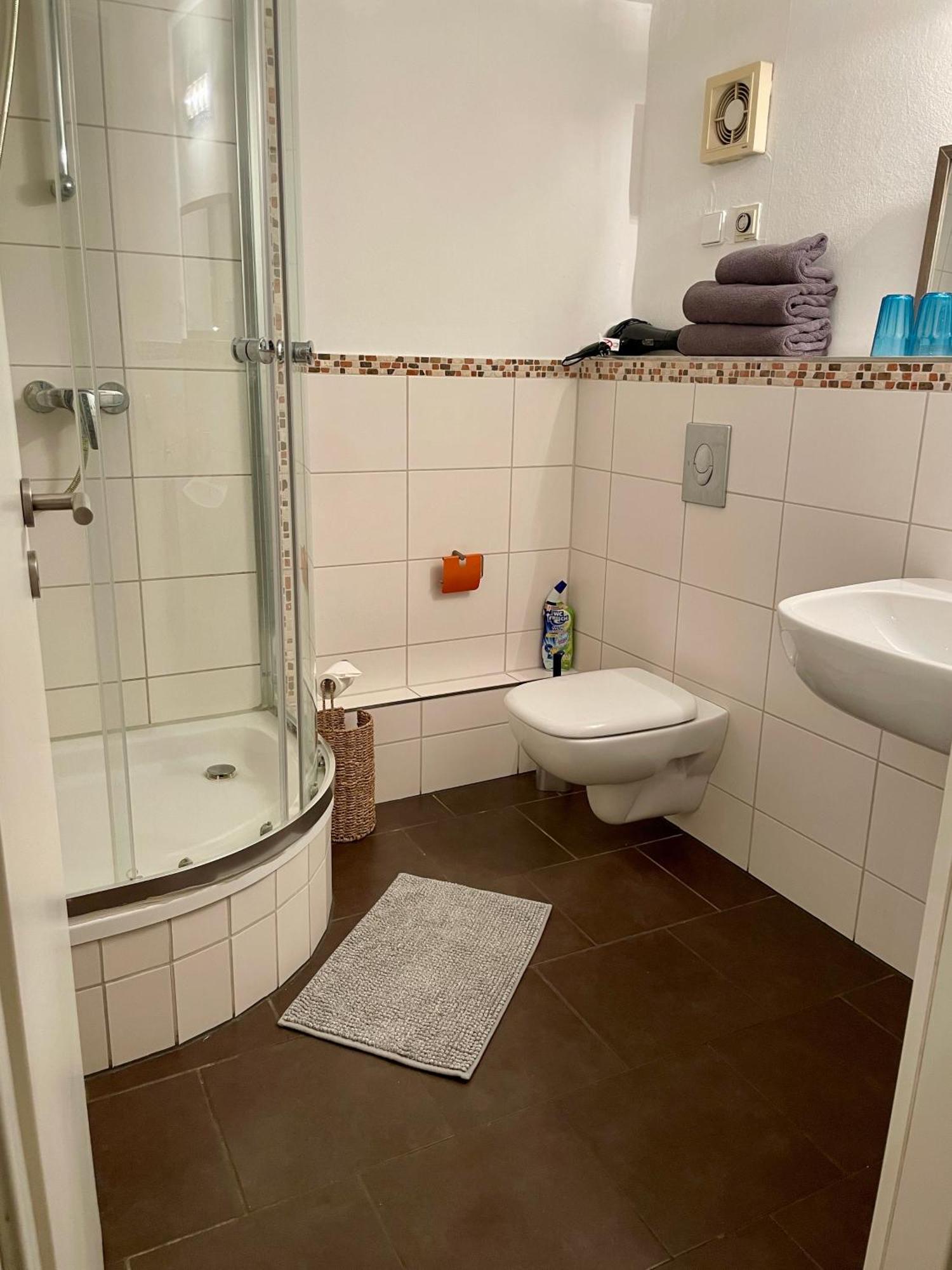 Gaestehaus Vigliarolo Gewerblich Jedes Zimmer Eigenes Bad Gemeinschaftskueche Elmshorn Luaran gambar